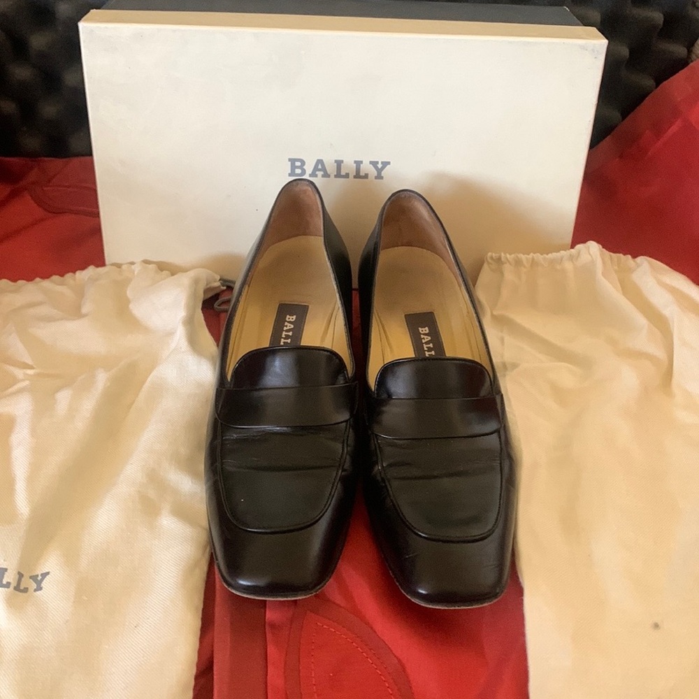 Bally women’s low heel dress shoes size 6.